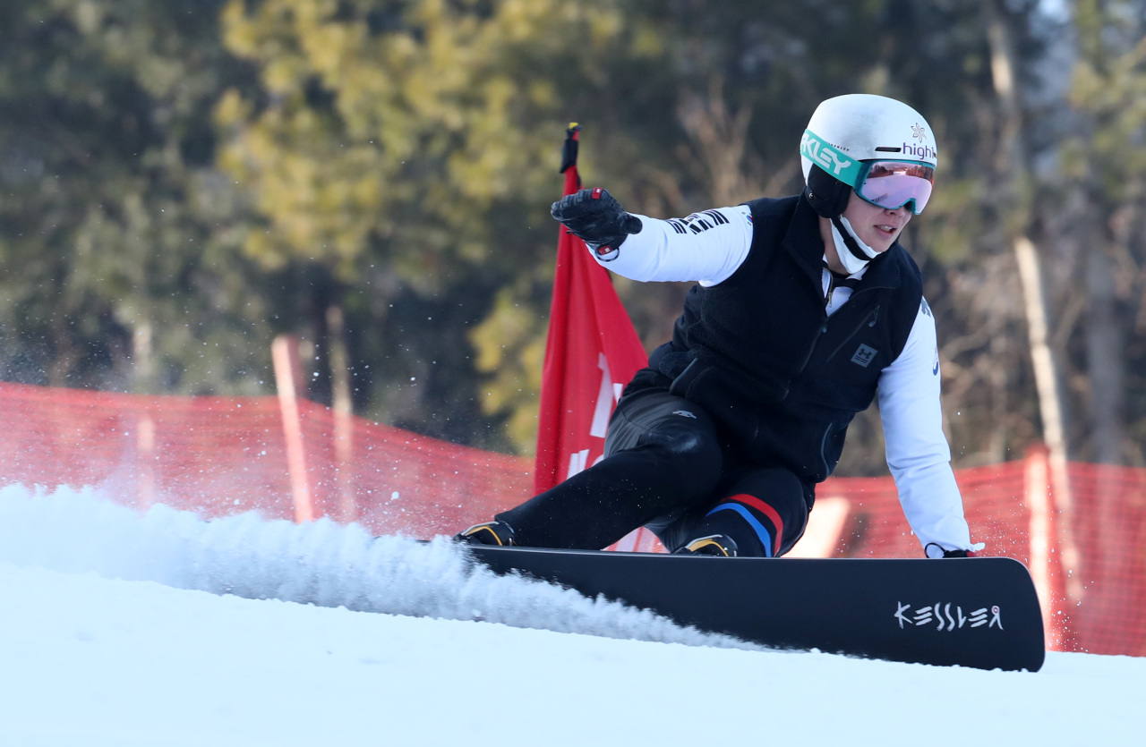 In this file photo from Jan. 28, 2022, South Korean alpine snowboarder Lee Sang-ho trains during an open practice session at Welli Hilli Park in Hoengseong, some 140 kilometers east of Seoul. (Yonhap)