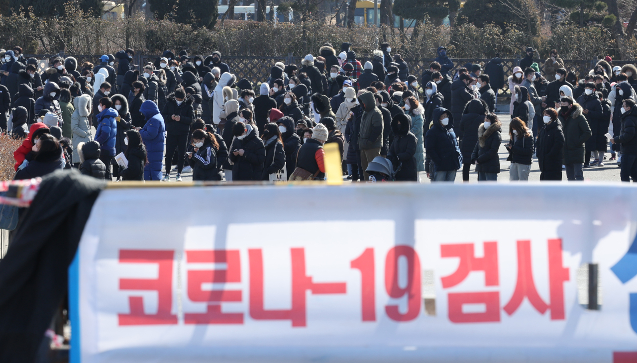 People wait in line to get tested for the coronavirus in Songpa, eastern Seoul, on Sunday. (Yonhap)