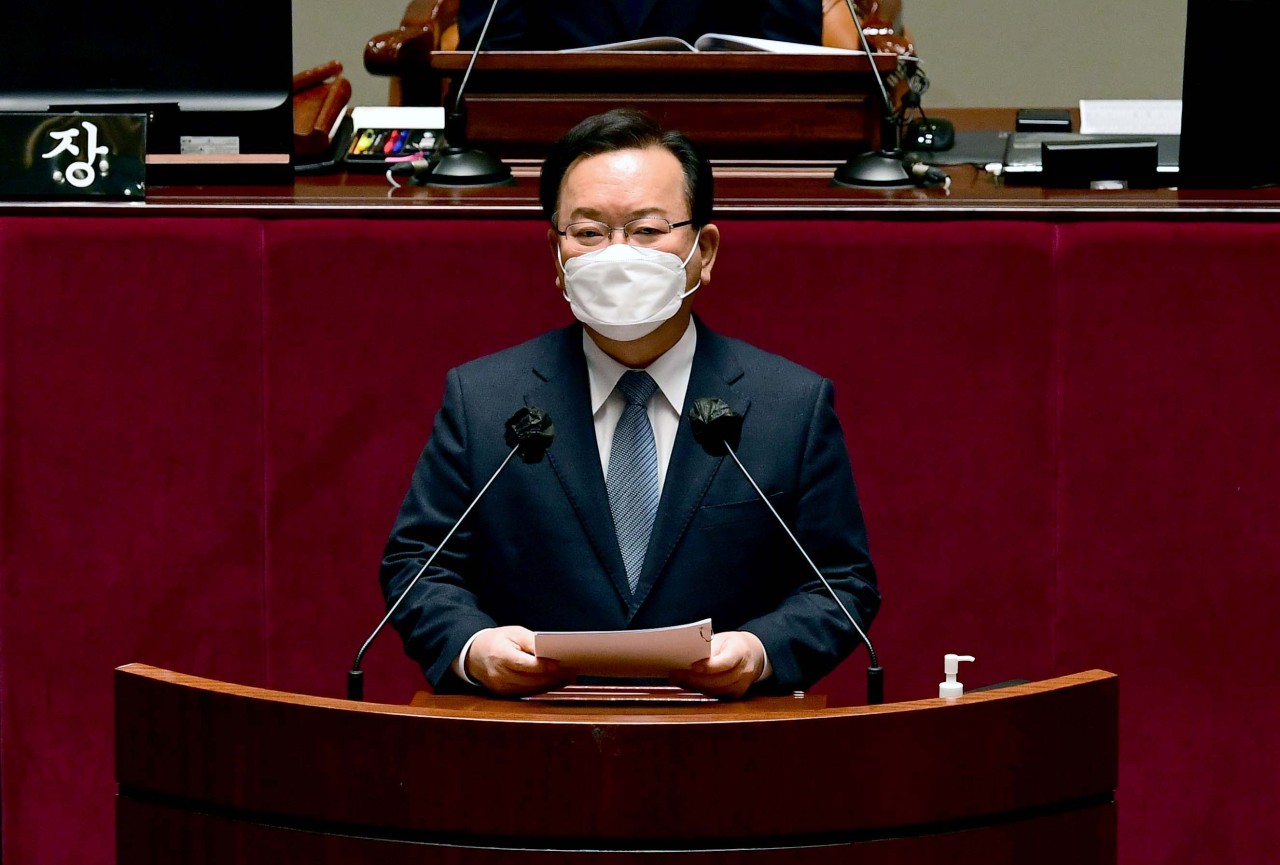 Prime Minister Kim Boo-kyum speaks at a meeting of the parliamentary committee on budget and accounts at the National Assembly in Seoul on Monday. (Yonhap)