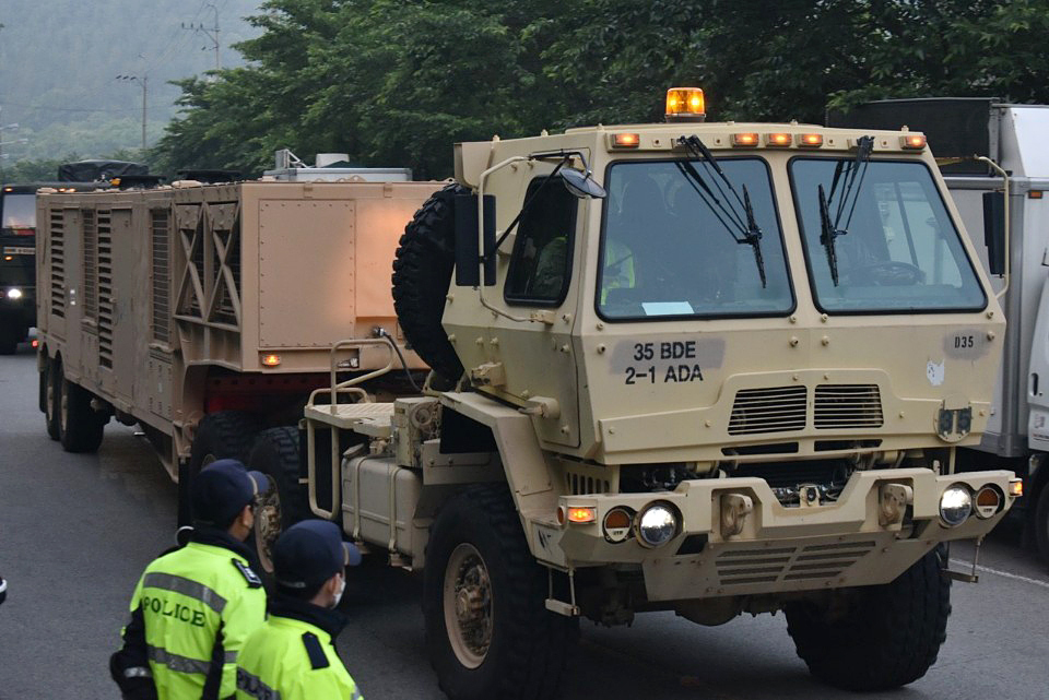 Military vehicles transport missiles to the site of the THAAD base in the town of Seongju, North Gyeongsang Province. (Yonhap)