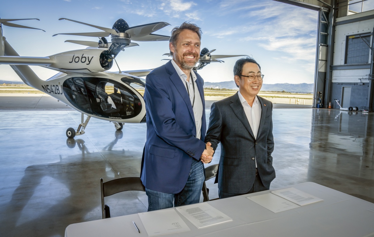 SKT CEO Yoo Young-sang (right) shakes hands with Joby Aviation CEO JoeBen Bevirt Joby’s manufacturing facility in Marina, California on Sunday. (SKT)