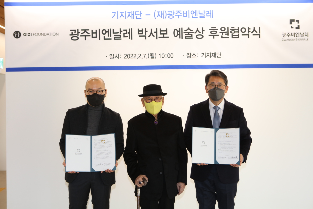 From left: GIZI Foundation Chairman Park Seong-ho, artist Park Seo-Bo and Gwangju Biennale Foundation President Park Yang-woo pose for a photo at the signing ceremony Monday to launch the Gwangju Biennale Park Seo-bo Art Prize. (Gwangju Biennale Foundation)