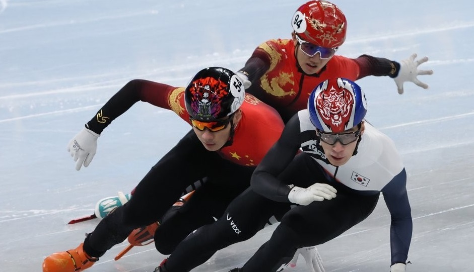Hwang Dae-heon of South Korea (R) competes in the semifinals of the men`s 1,000m short track speed skating race at the Beijing Winter Olympics at Capital Indoor Stadium in Beijing on Feb. 7, 2022. (Yonhap)