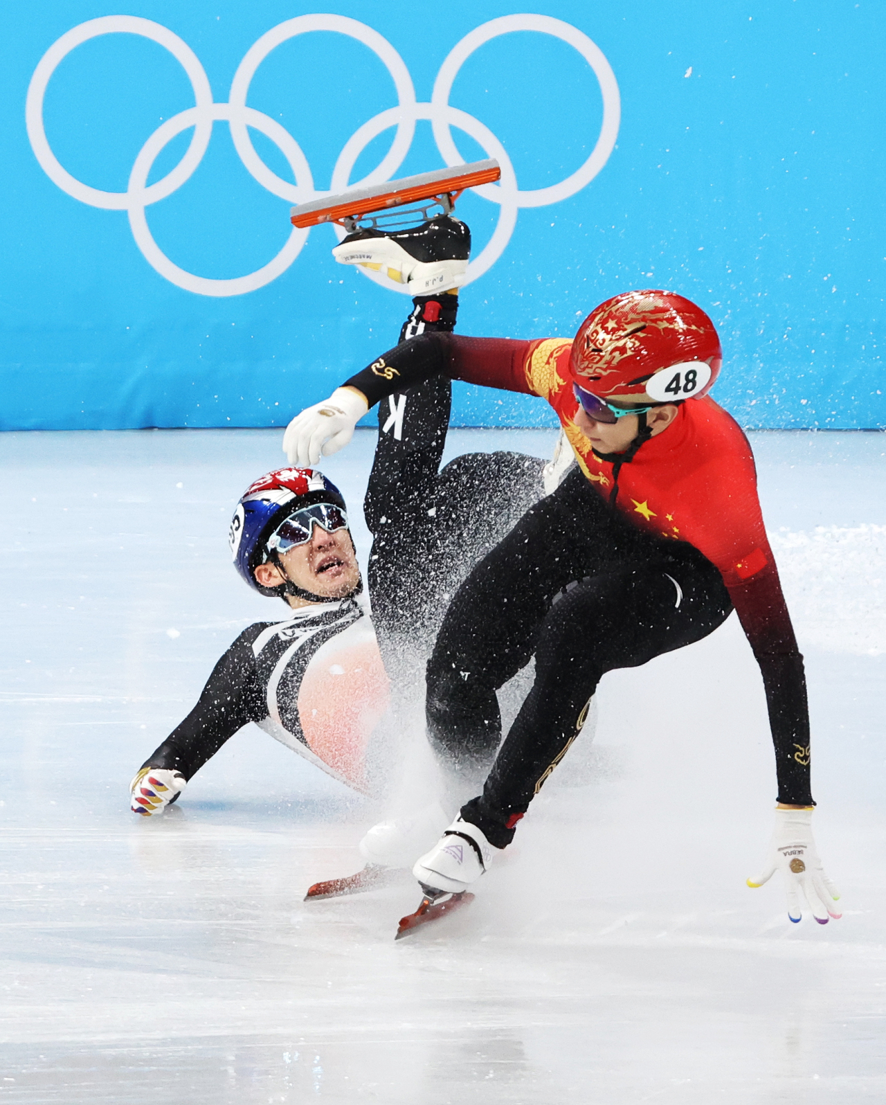 Park Jang-hyuk of South Korea (L) is down on the ice after a fall as Wu Dajing of China hits him with a skate during the quarterfinals of the men's 1,000m short track speed skating race at the Beijing Winter Olympics at Capital Indoor Stadium in Beijing on Monday. (Yonhap)