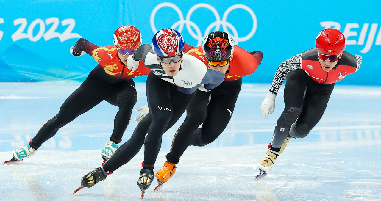 Hwang Dae-heon of South Korea (2nd from L) competes in the semifinals of the men's 1,000m short track speed skating at the Beijing Winter Olympics at Capital Indoor Stadium on Monday. (Yonhap)