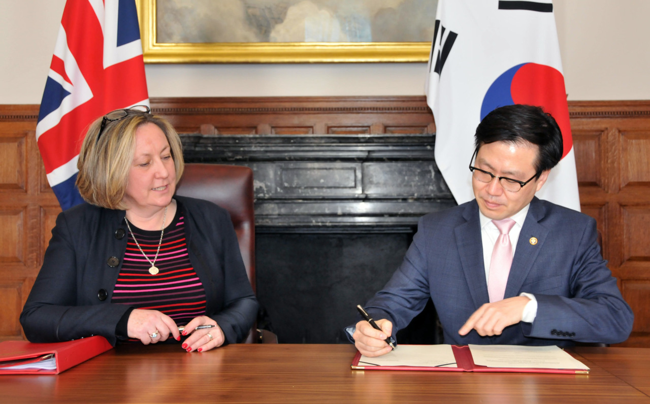 South Korea's Trade Minister Yeo Han-koo (R) and Britain's Secretary of State for International Trade Anne-Marie Trevelyan meet in London on Feb. 7, 2022, for the initial meeting of the South Korea-Britain free trade agreement (FTA) committee, in this photo provided by Yeo's office. (South Korea's Trade Minister)
