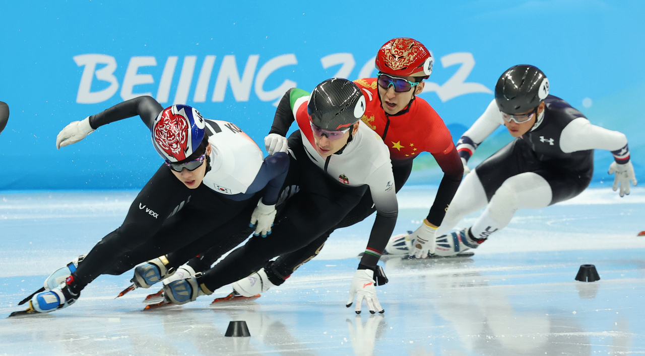 Lee June-seo of South Korea (L) clashes with Liu Shaoang of Hungary during the semifinals of the men's 1,000m short track speed skating race at the Beijing Winter Olympics at Capital Indoor Stadium in Beijing on Monday. Lee finished the race in second place but was penalized for making a lane change that interfered with Liu. (Yonhap)