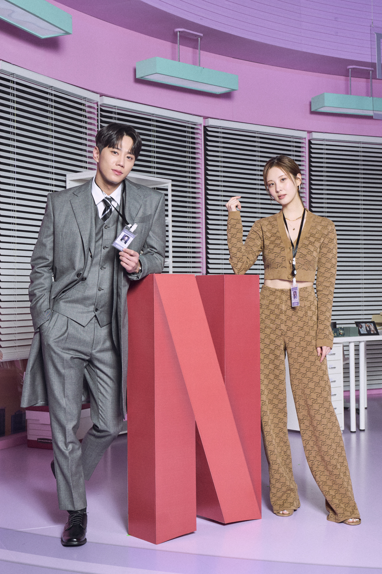 Actors of “Love and Leashes” Seohyun (right) and Lee Jun-young pose after an online press conference held on Tuesday. (Netflix)