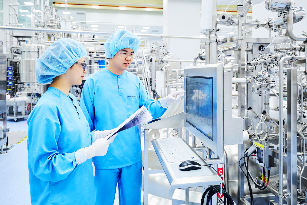 Researchers work at Samsung Biologics' Plant 3. (Samsung Biologics)