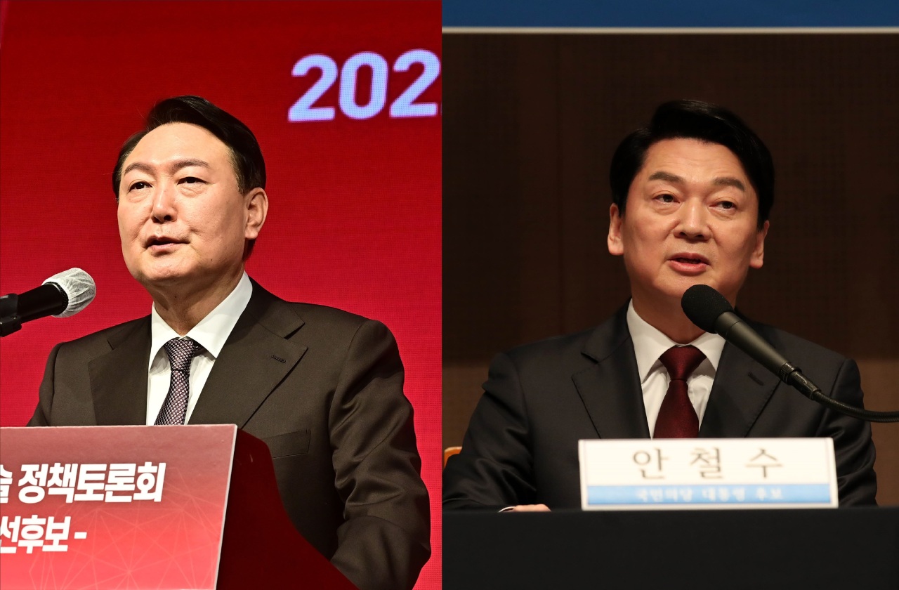 In the left photograph People Power Party presidential candidate Yoon Suk-yeol announces his science and technology pledges, and the right photograph shows Ahn Cheol-soo, People’s Party candidate, at a forum in Seoul on Tuesday. (Yonhap)