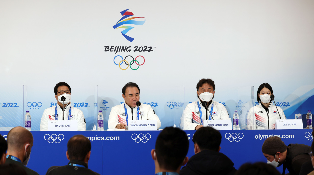 Korea Skating Union President Yoon Hong-geun (second from left) and members of South Korea’s athletic delegation hold a press conference at the Main Media Center in Beijing, Tuesday. (Yonhap)