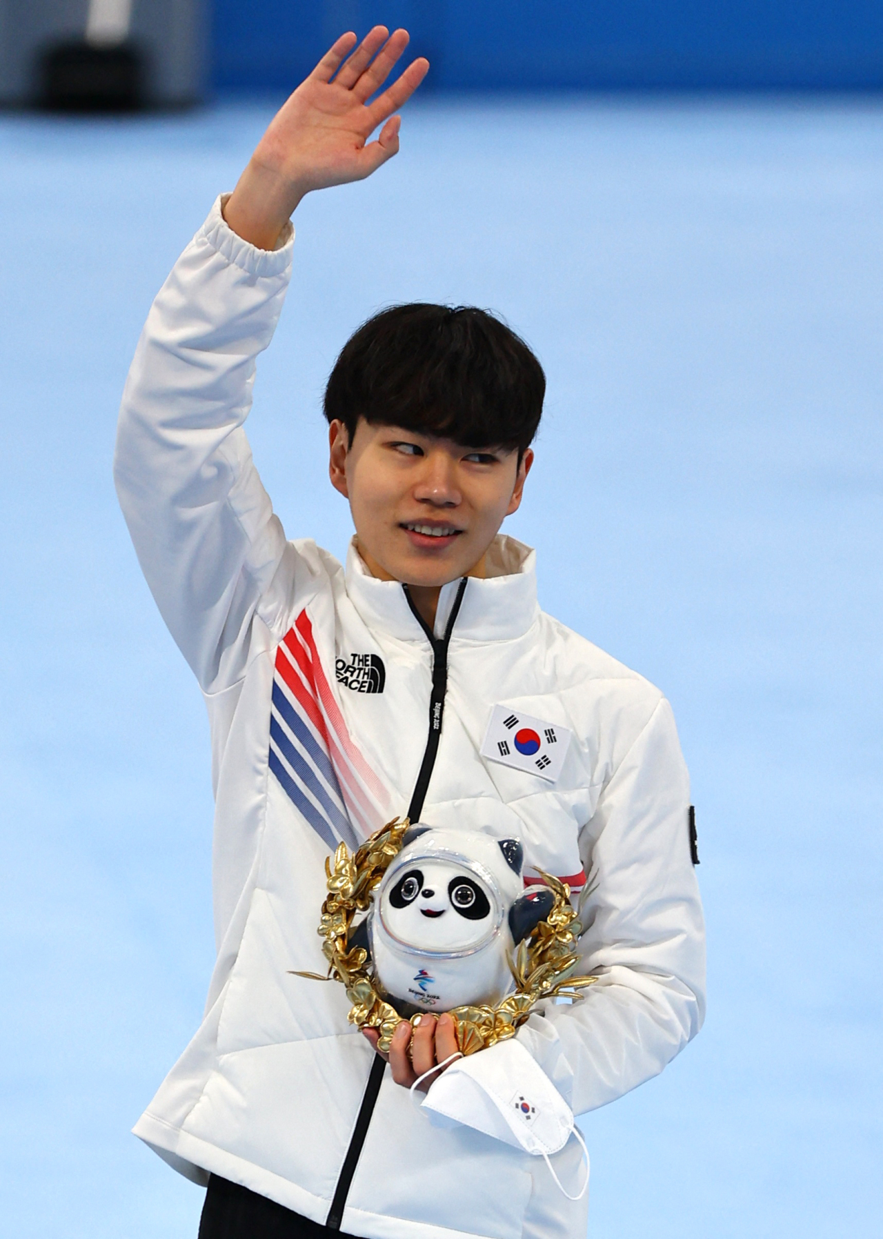 Bronze Medallist Kim Min-seok of South Korea celebrates on the podium during the flower ceremony at the National Speed Skating Oval in Beijing on Tuesday. (Yonhap)