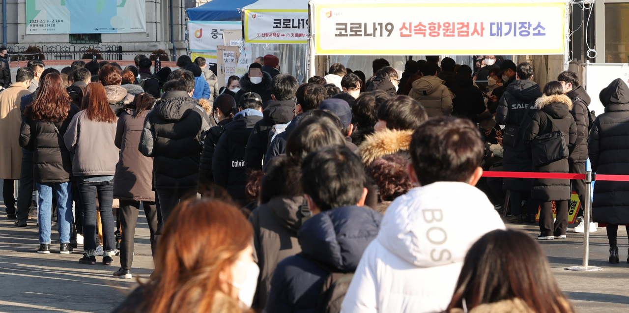 Citizens line up to undergo COVID-19 tests at a makeshift testing station in Seoul on Wednesday. (Yonhap)