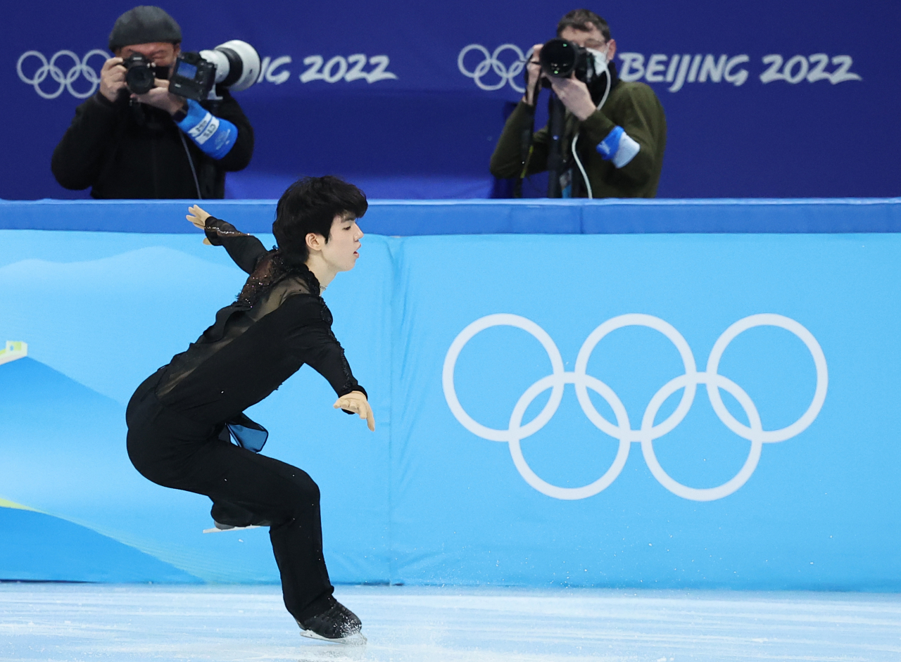 Cha Jun-hwan of South Korea lands a quadruple salchow in his short program in the men's singles figure skating competition at the Beijing Winter Olympics at Capital Indoor Stadium in Beijing on Tuesday. (Yonhap)