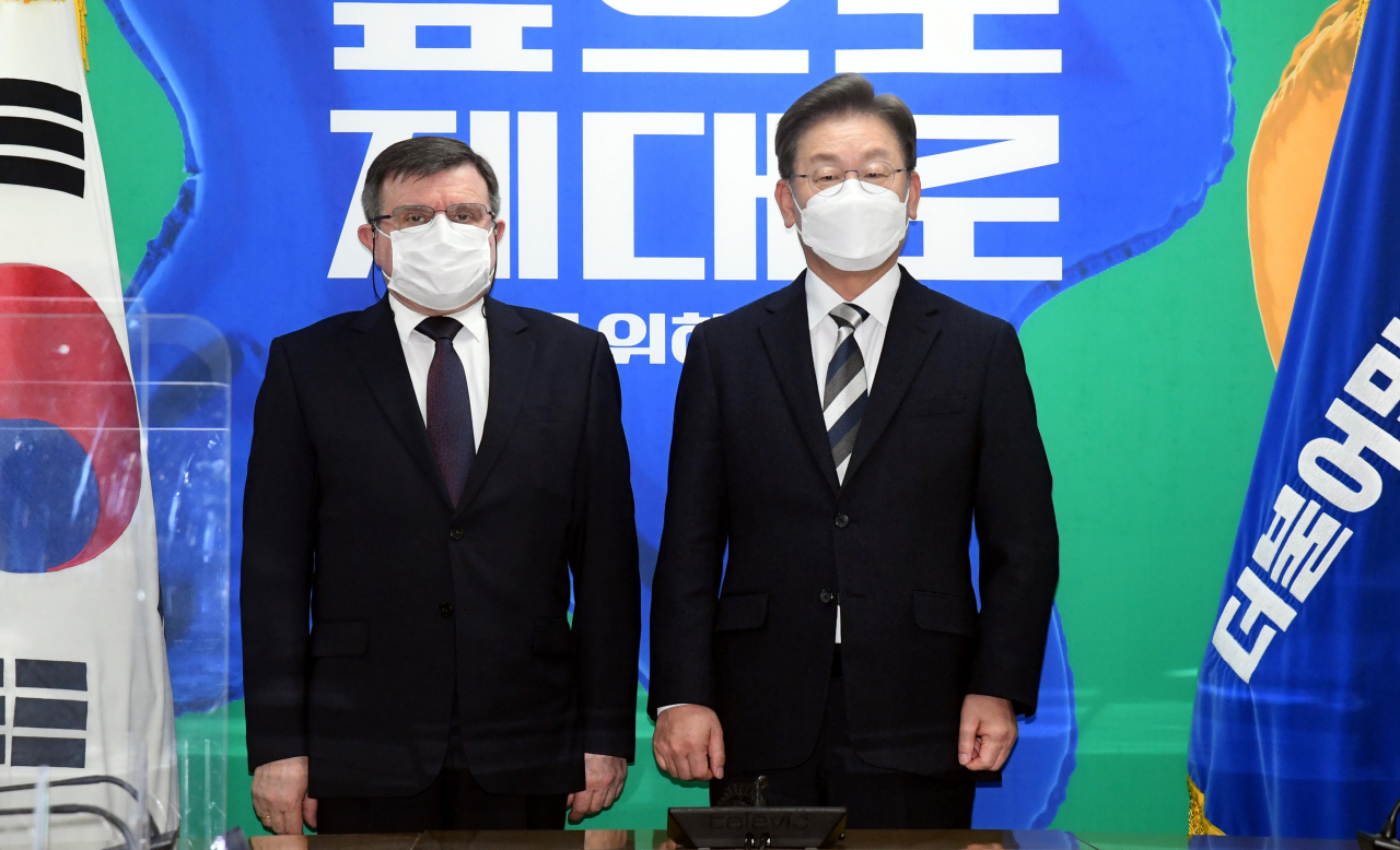 Lee Jae-myung (R), the presidential candidate of the ruling Democratic Party (DP), and Russian Ambassador to South Korea Andrey Kulik pose for a photo ahead of their meeting at the DP's headquarters in Seoul on Wednesday. (Yonhap)