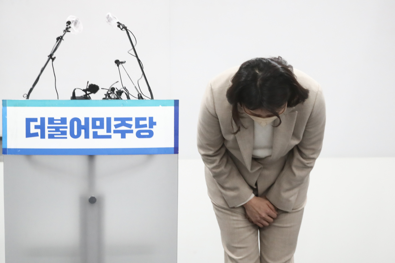 Kim Hye-kyung, the wife of presidential nominee Lee Jae-myung of the ruling Democratic Party of Korea, bows to apologize during a press conference held Wednesday afternoon. (Joint Press Corps)