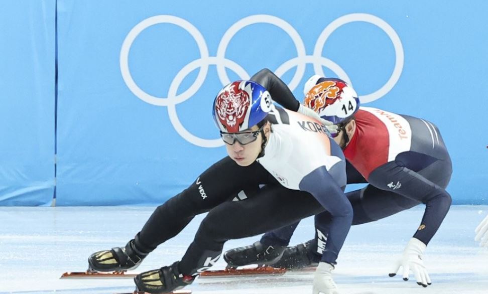 Hwang Dae-heon of South Korea competes in the semifinals of the men`s 1,000m short track speed skating event at the Beijing Winter Olympics at Capital Indoor Stadium in Beijing on Feb. 7, 2022. (Yonhap)