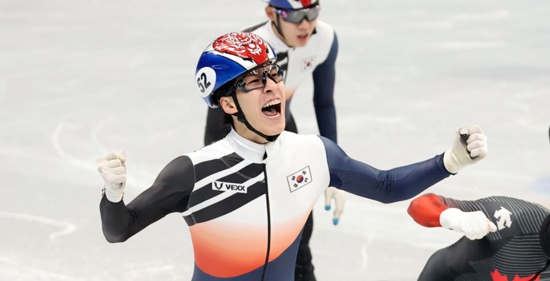 Hwang Dae-heon of South Korea celebrates after winning the gold medal in the men`s 1,500m short track speed skating race at the Beijing Winter Olympics at Capital Indoor Stadium in Beijing on Feb. 9, 2022. (Yonhap)