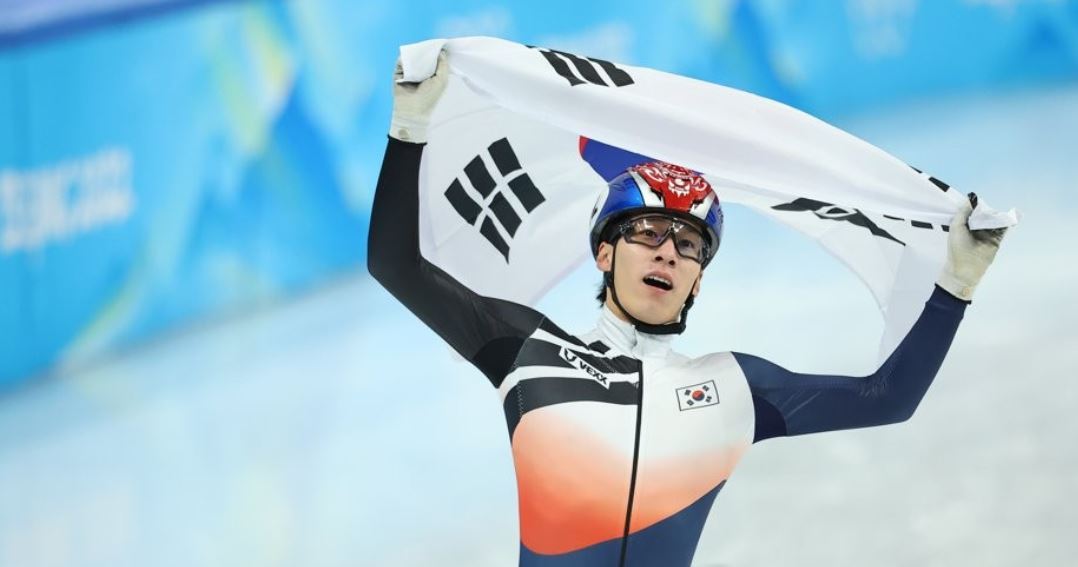 Hwang Dae-heon of South Korea celebrates after winning the gold medal in the men's 1,500m short track speed skating race at the Beijing Winter Olympics at Capital Indoor Stadium in Beijing on Feb. 9, 2022. (Yonhap)