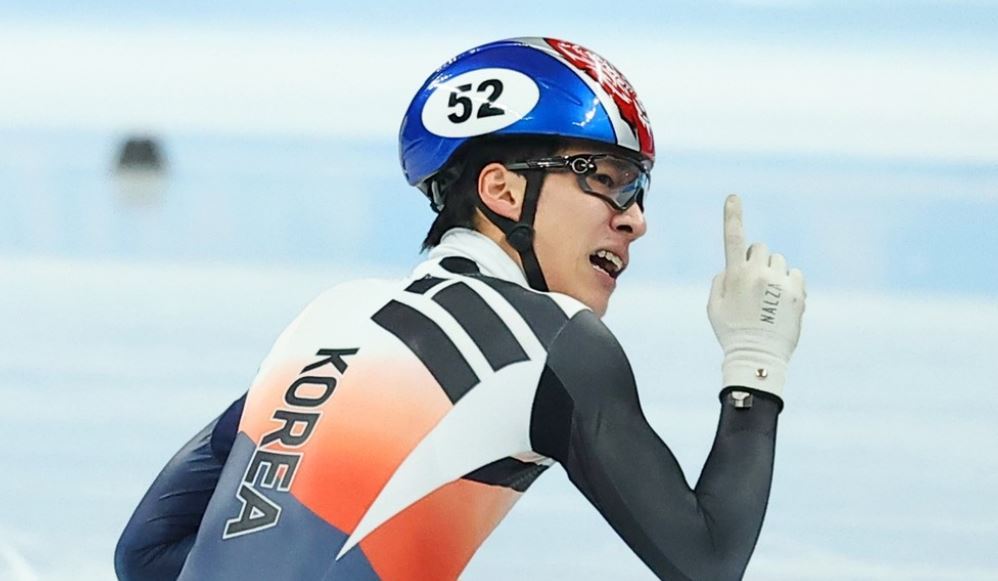 Hwang Dae-heon of South Korea celebrates after winning the gold medal in the men`s 1,500m short track speed skating race at the Beijing Winter Olympics at Capital Indoor Stadium in Beijing on Feb. 9, 2022. (Yonhap)