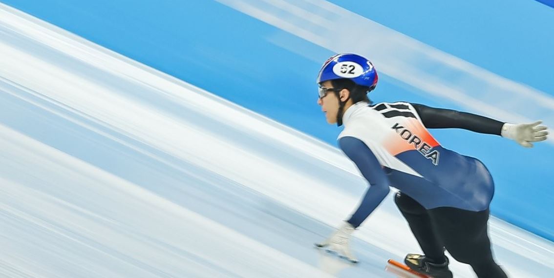 Hwang Dae-heon of South Korea competes in the final of the men`s 1,500m short track speed skating race at the Beijing Winter Olympics at Capital Indoor Stadium in Beijing on Feb. 9, 2022. (Yonhap)