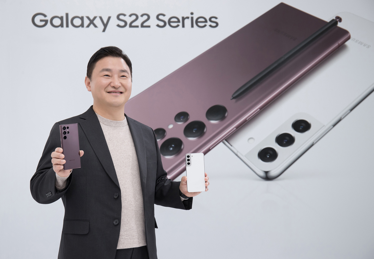This photo shows Roh Tae-moon, president and head of mobile experience at Samsung Electronics, showcasing the latest Galaxy S22 series smartphones during the Unpacked event held early Thursday local time. (Samsung Electronics)