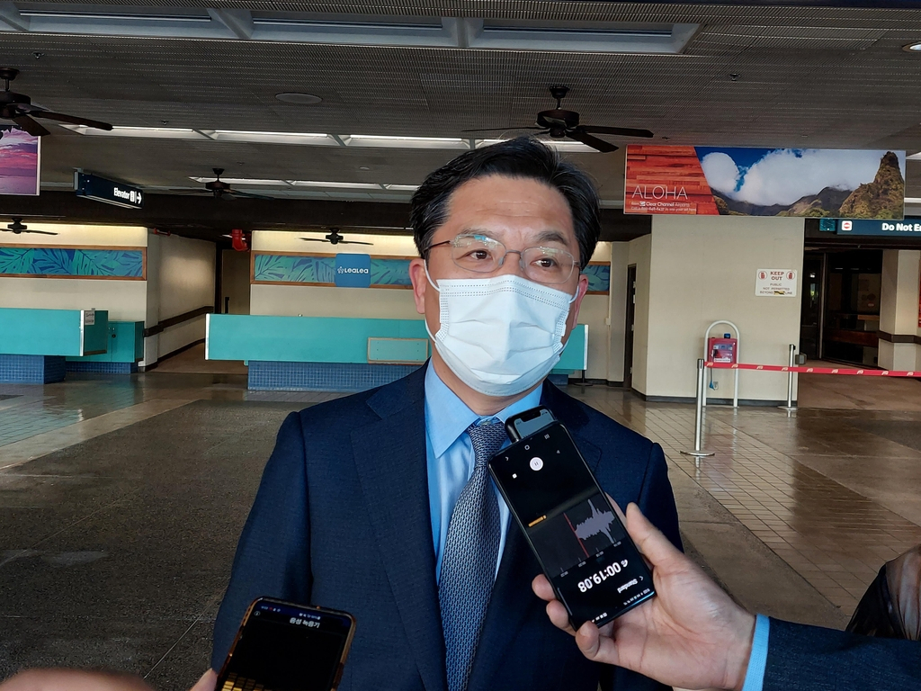 Noh Kyu-duk, special representative for Korean Peninsula peace and security affairs, speaks to reporters after arriving in Honolulu on Wednesday for a three-way meeting with his US and Japanese counterparts. (Yonhap)