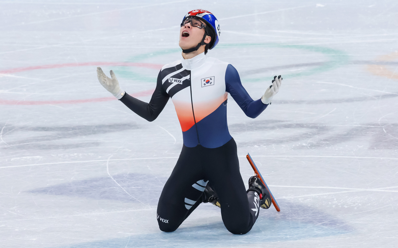 Hwang Dae-heon of South Korea celebrates after clinching the gold medal at the finals of the men's 1,500m short track speed skating race at the Beijing Winter Olympics at Capital Indoor Stadium in Beijing on Thursday. (Yonhap)