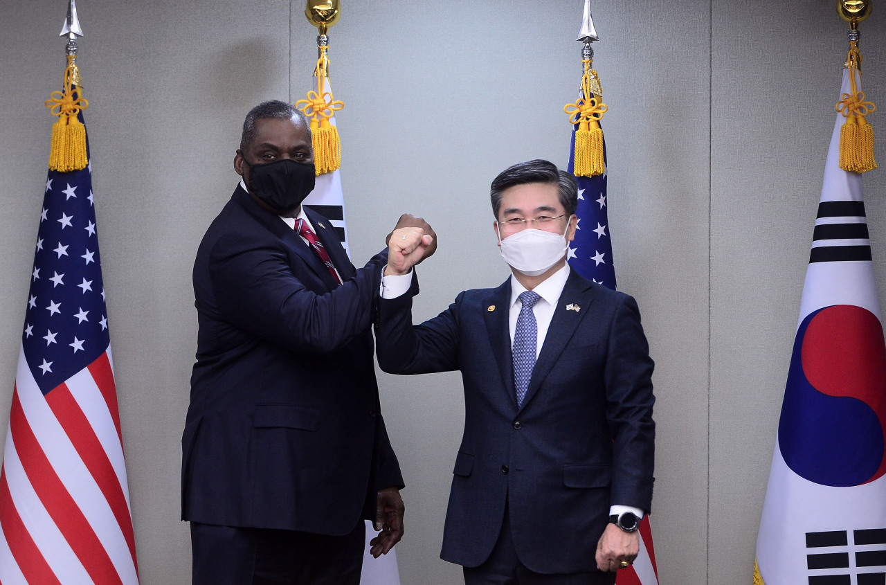 South Korean Defense Minister Suh Wook (R) and his US counterpart, Lloyd Austin (Yonhap)