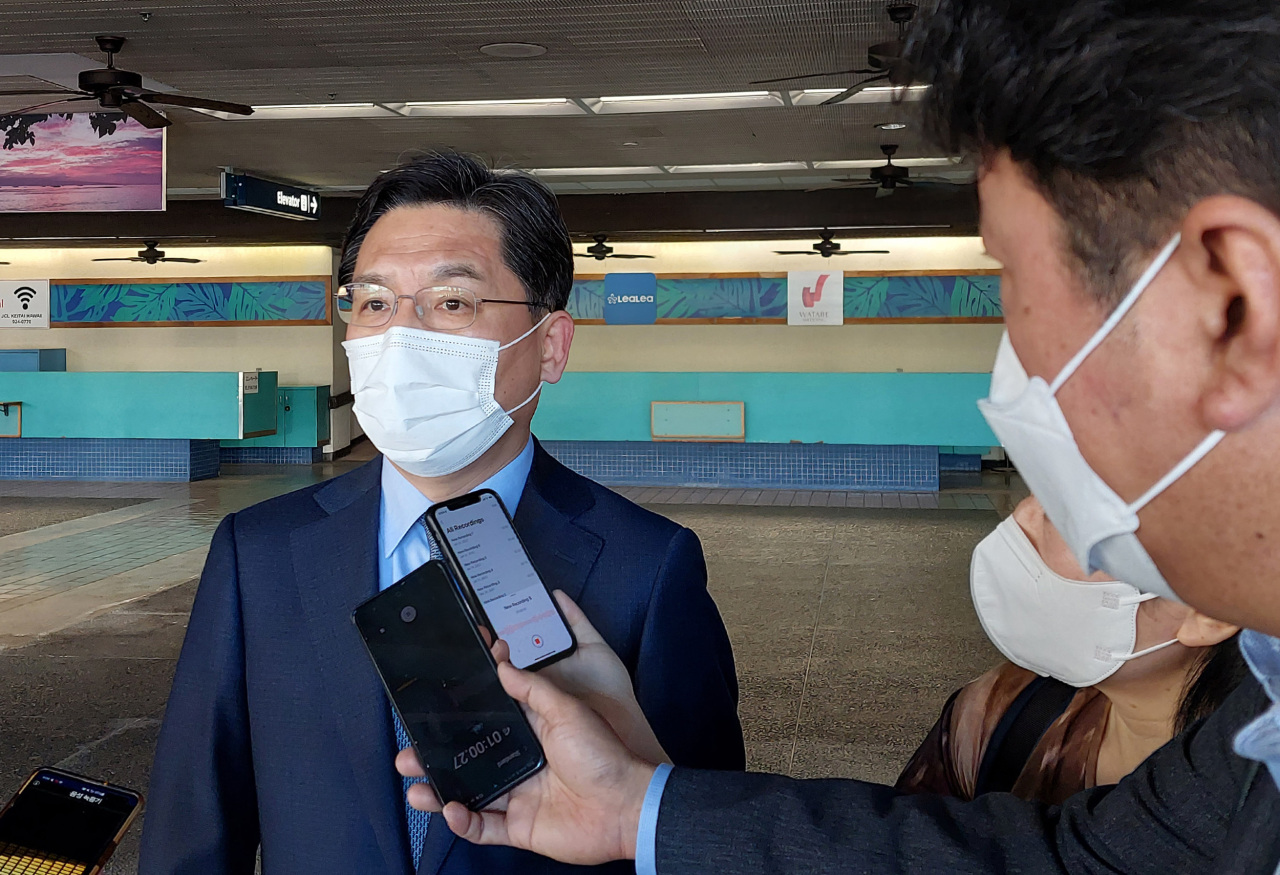 Noh Kyu-duk, special representative for Korean Peninsula peace and security affairs, speaks to reporters after arriving in Honolulu on Wednesday for a three-way meeting with his US and Japanese counterparts. (Yonhap)