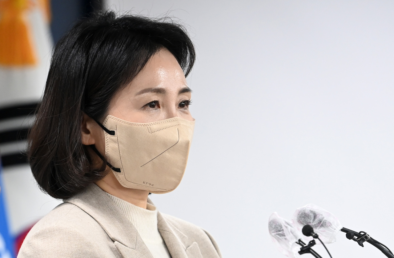 Kim Hye-kyung, the wife of presidential candidate Lee Jae-myung of the ruling Democratic Party, makes an apology during a press conference held at the National Assembly, Wednesday. (Joint Press Corps)