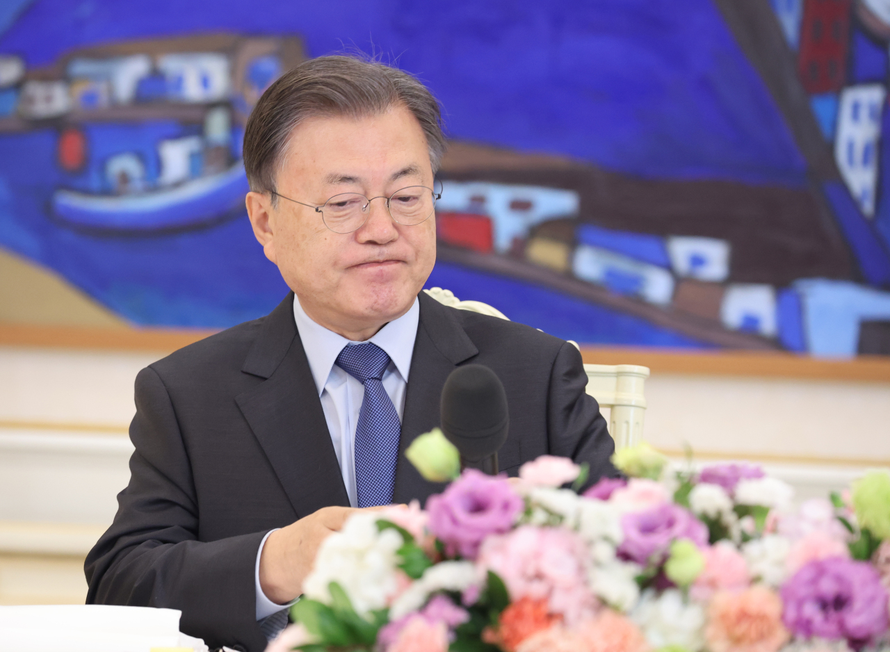 South Korean President Moon Jae-in attends a luncheon at Cheong Wa Dae on Thursday. (Yonhap)
