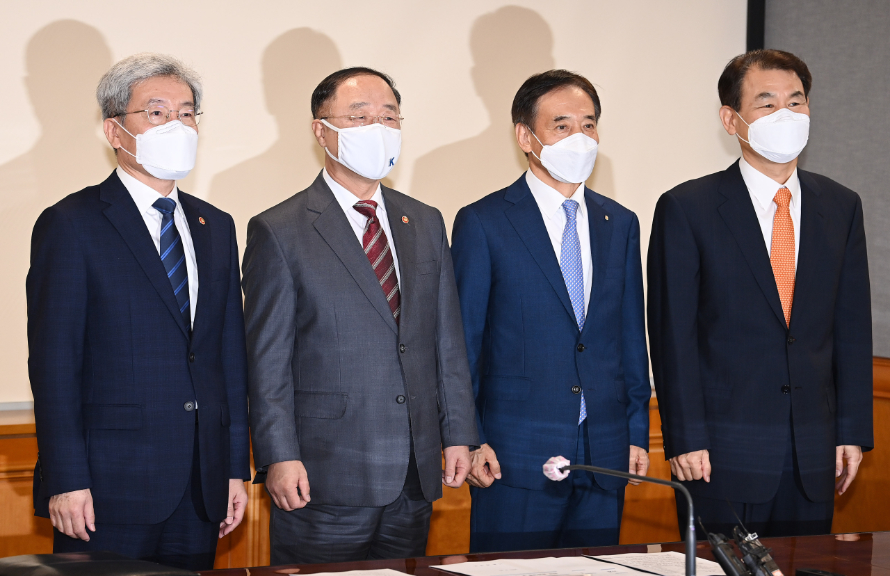 Finance Minister Hong Nam-ki (2nd from L) poses for a photo before the start of a policy coordination meeting with Bank of Korea Gov. Lee Ju-yeol (2nd from R), Koh Seung-beom (L), head of the Financial Services Commission, and Jeong Eun-bo, new chief of the Financial Supervisory Service, in the Sept. 30, 2021, file photo. (Yonhap)