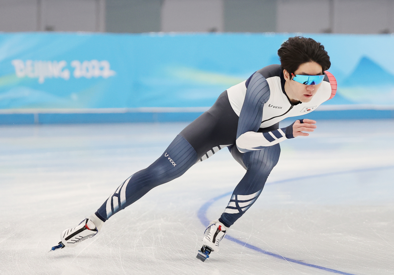 South Korean speed skater Cha Min-kyu trains at the National Speed Skating Oval in Beijing on Sunday, in preparation for the Beijing Winter Olympics. (Yonhap)