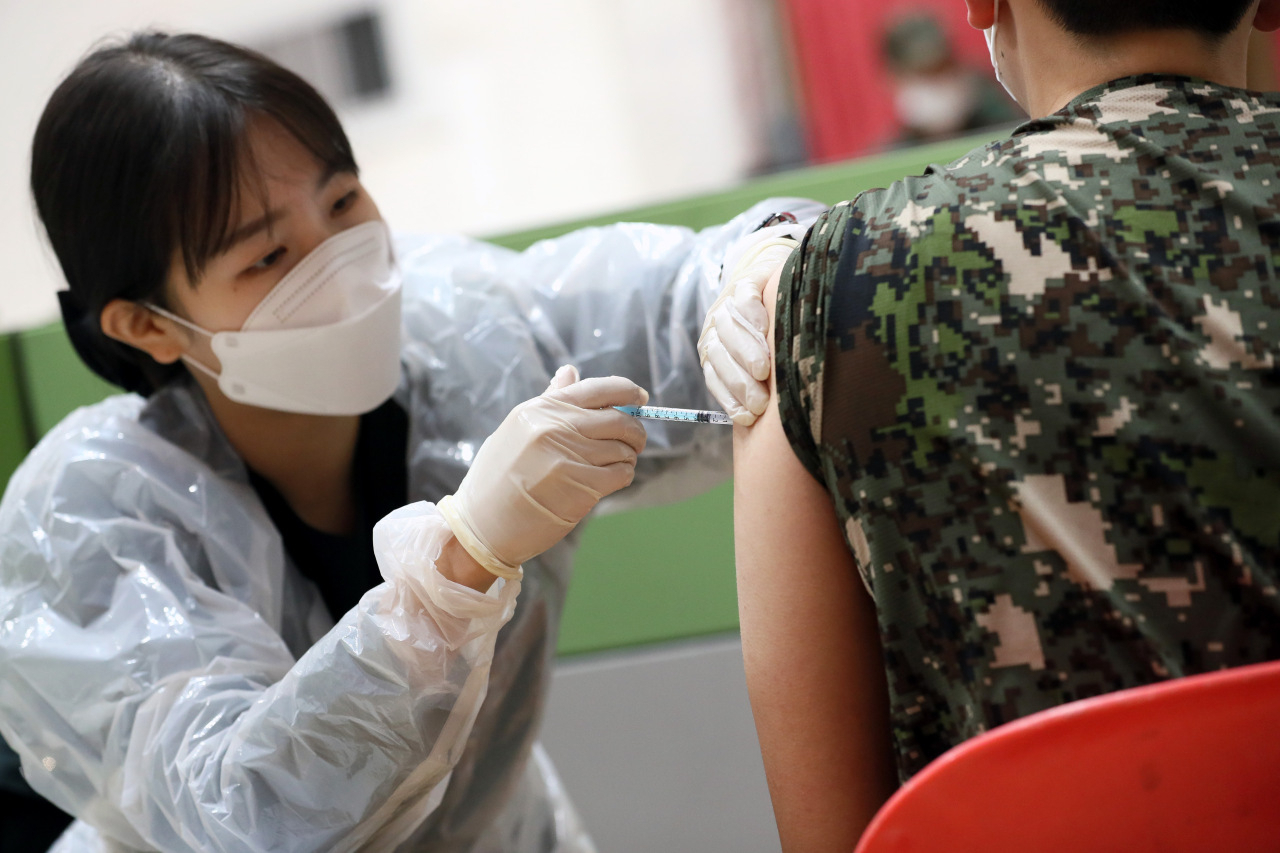 A soldier gets a booster shot at an inoculation center in Yongin, 49 kilometers south of Seoul, in this file photo released by the Ministry of National Defense on Dec. 13, 2021. (Ministry of National Defense)