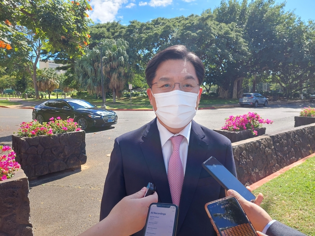 Noh Kyu-duk, South Korea's top nuclear negotiator, speaks to reporters before the start of bilateral and trilateral meetings with his US and Japanese counterparts in Honolulu on Thursday. (Yonhap)