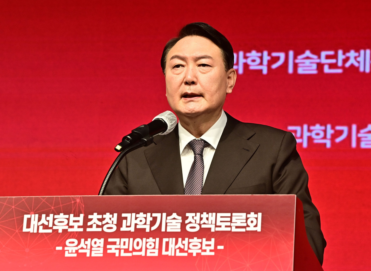 Yoon Suk-yeol, the presidential candidate of the main opposition People Power Party, speaks at the Korean Federation of Science and Technology Societies in Seoul on Tuesday, about his pledges for the science and technology sector. (Yonhap)
