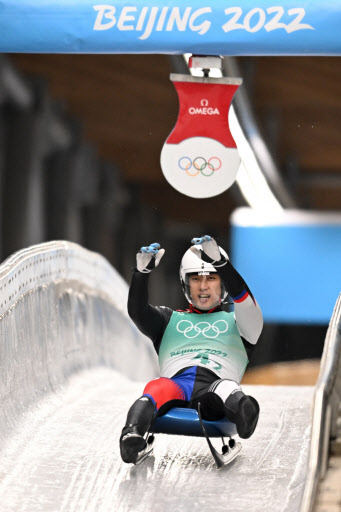 Lim Nam-kyu of South Korea starts in the men's singles luge competition at the Beijing Winter Olympics at Yanqing National Sliding Centre in Yanqing, northwestern Beijing, on Sunday. (Yonhap)
