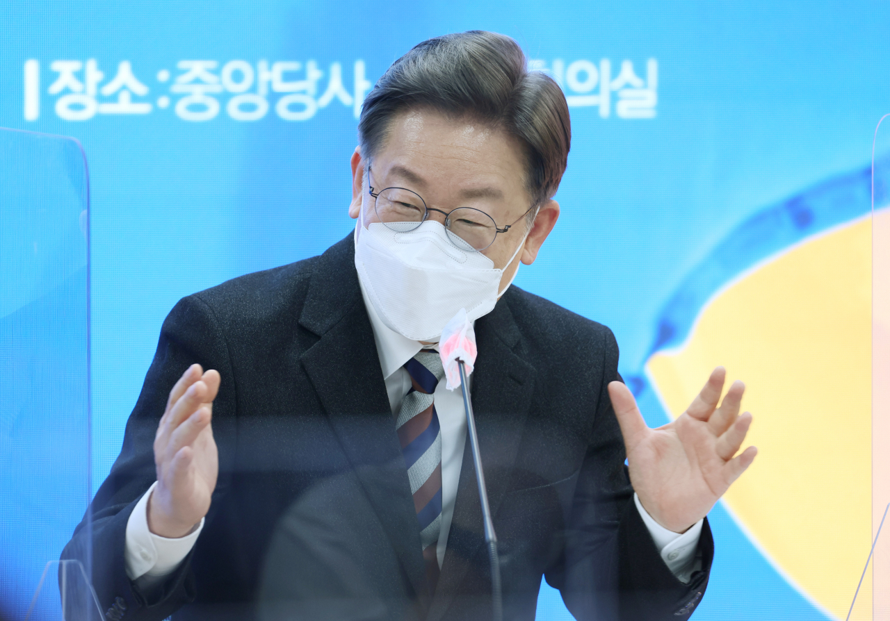 Lee Jae-myung, the presidential candidate of the ruling Democratic Party, gestures during an event held at the party's headquarters in Seoul on Thursday. (Yonhap)