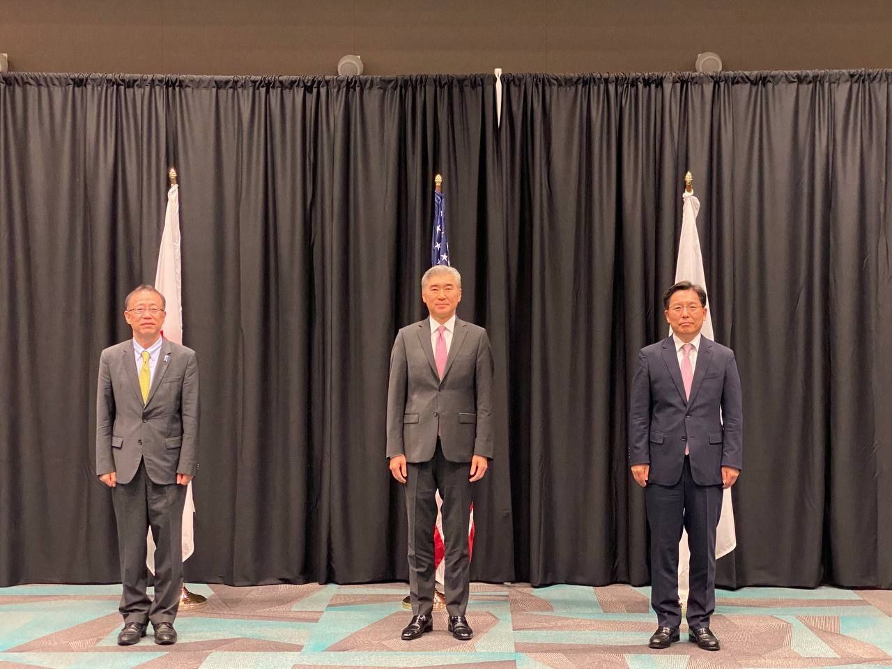 From left: Takehiro Funakoshi, director general of Japan's Asian affairs bureau, Sung Kim, US Special Representative for North Korea, and Noh Kyu-duk, special representative for Korean peace and security, pose prior to their talks in Honolulu, Hawaii on Thursday. (Ministry of Foreign Affairs)