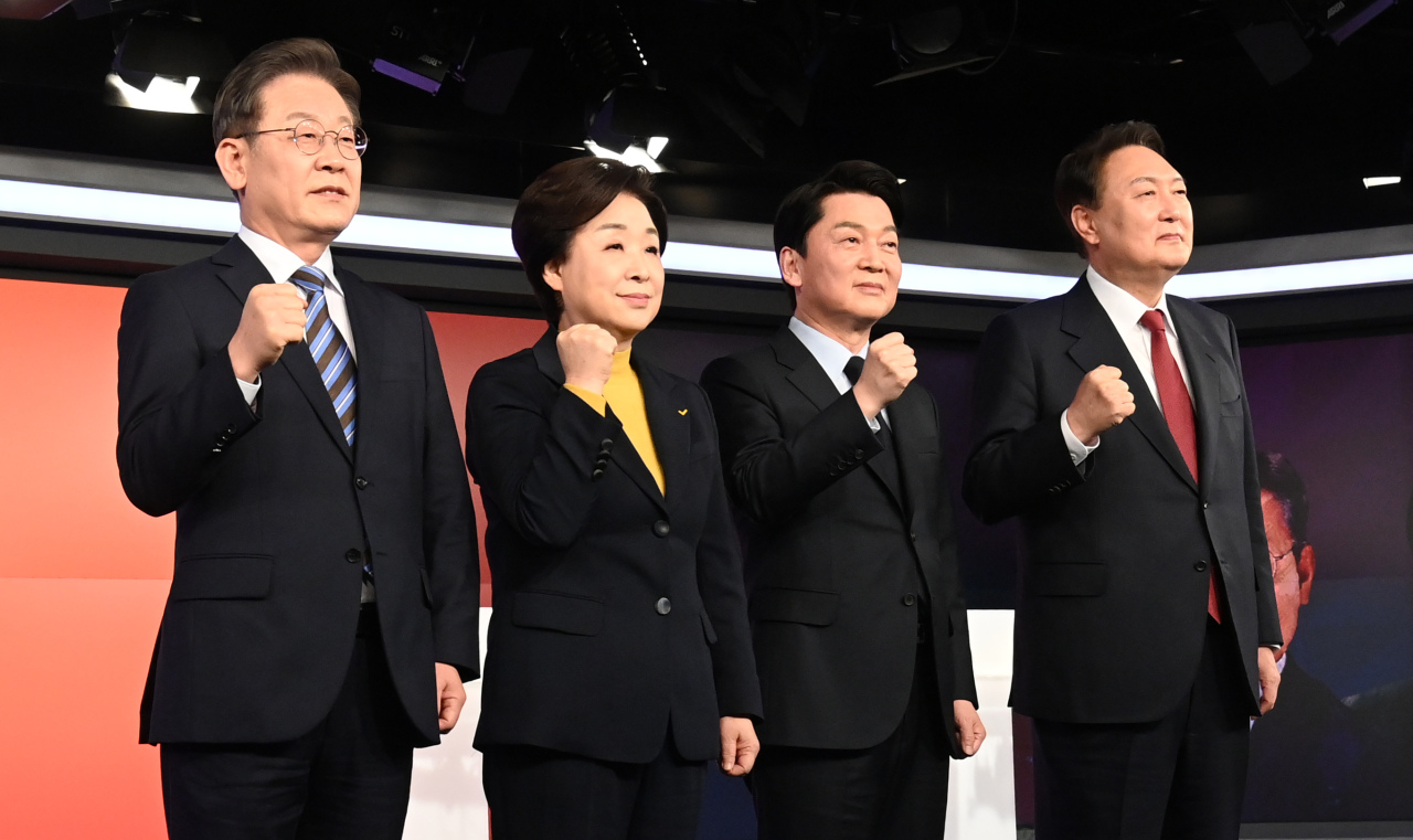 Presidential candidates pose for a photo before starting a debate Friday. (Joint Press Corps)