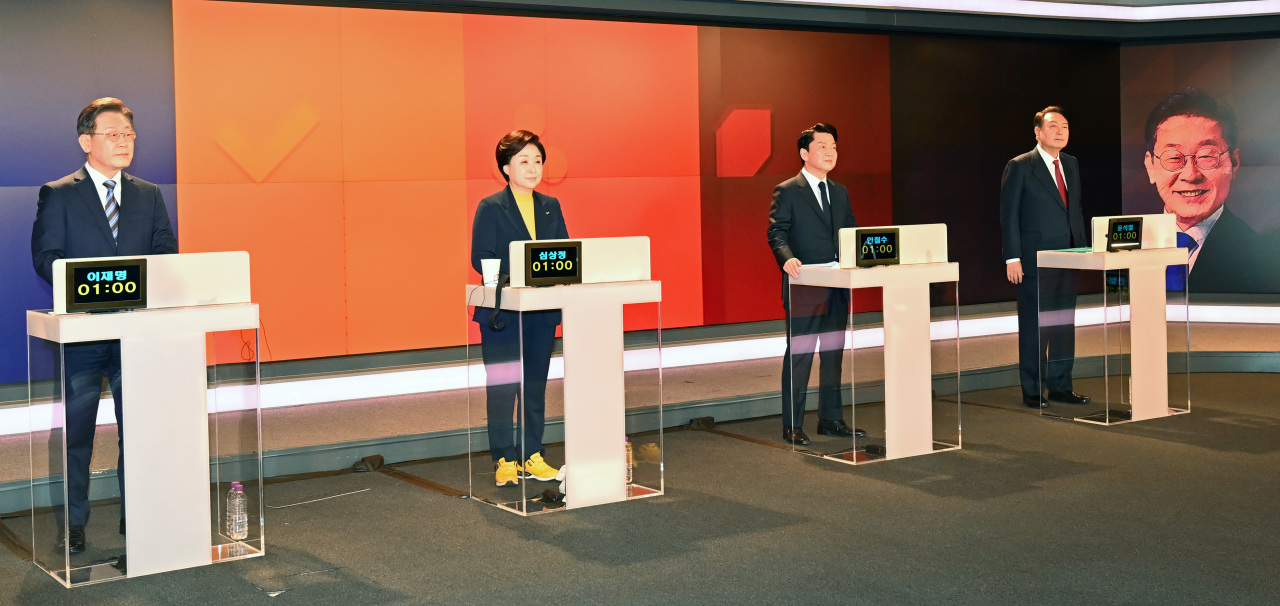 Presidential candidates during a TV debate held Friday (Joint Press Corps)