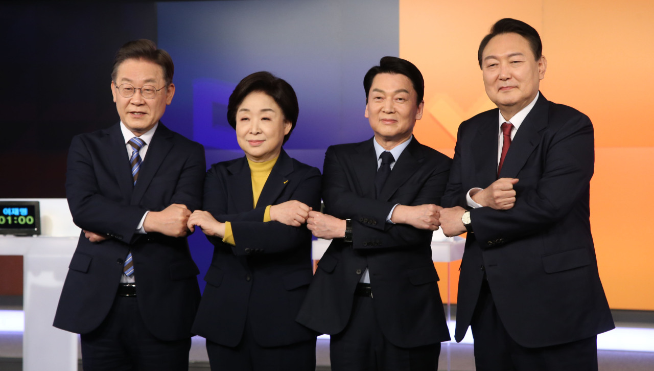 Presidential nominees for four major political parties of South Korea pose for a photo Friday before engaging in the second debate program held ahead of the presidential election next month. (Joint Press Corps)
