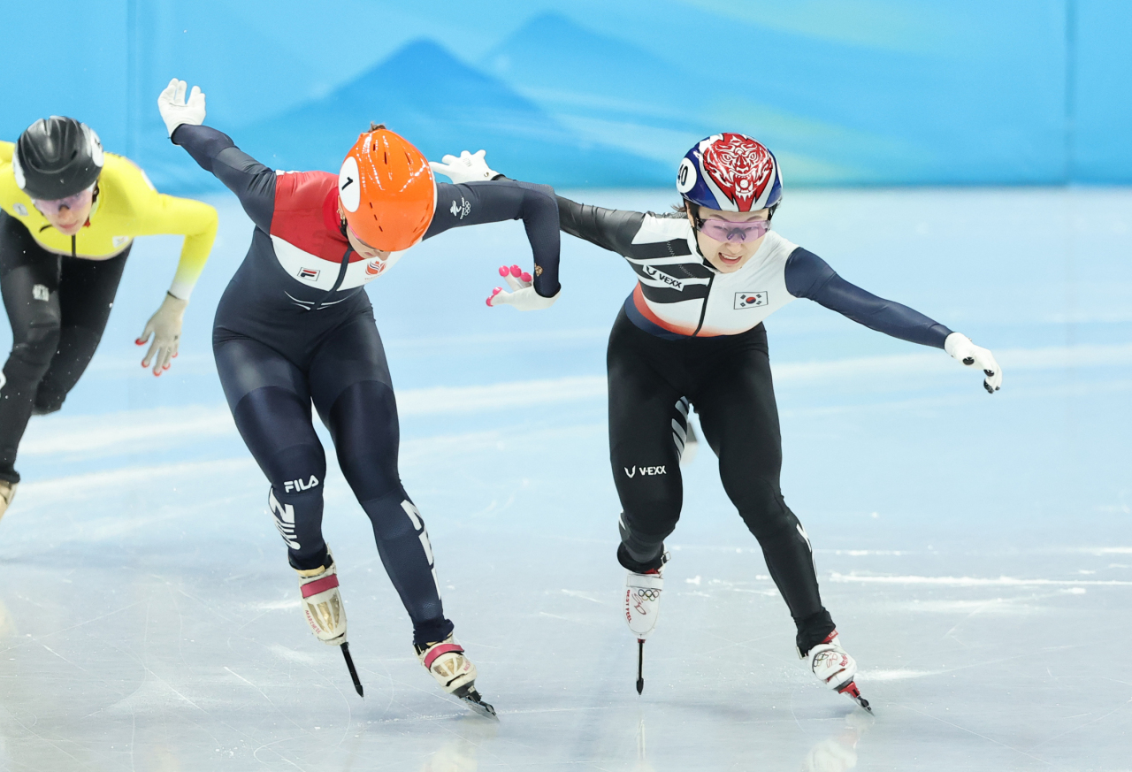 Choi Min-jeong of South Korea (right) finishes behind Suzanne Schulting of the Netherlands in the women's 1,000m final in short track speed skating at the Beijing Winter Olympics at Capital Indoor Stadium in Beijing on Friday. (Yonhap)