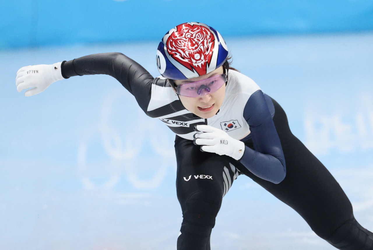 Choi Min-jeong of South Korea competes in the women's 1,000m final in short track speed skating at the Beijing Winter Olympics at Capital Indoor Stadium in Beijing on Friday. (Yonhap)