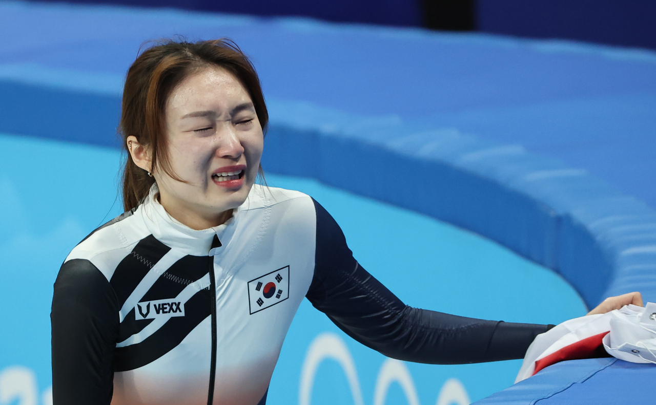 Choi Min-jeong of South Korea sheds tears after winning the silver medal in the women's 1,000m short track speed skating race at the Beijing Winter Olympics at Capital Indoor Stadium in Beijing on Friday. (Yonhap)