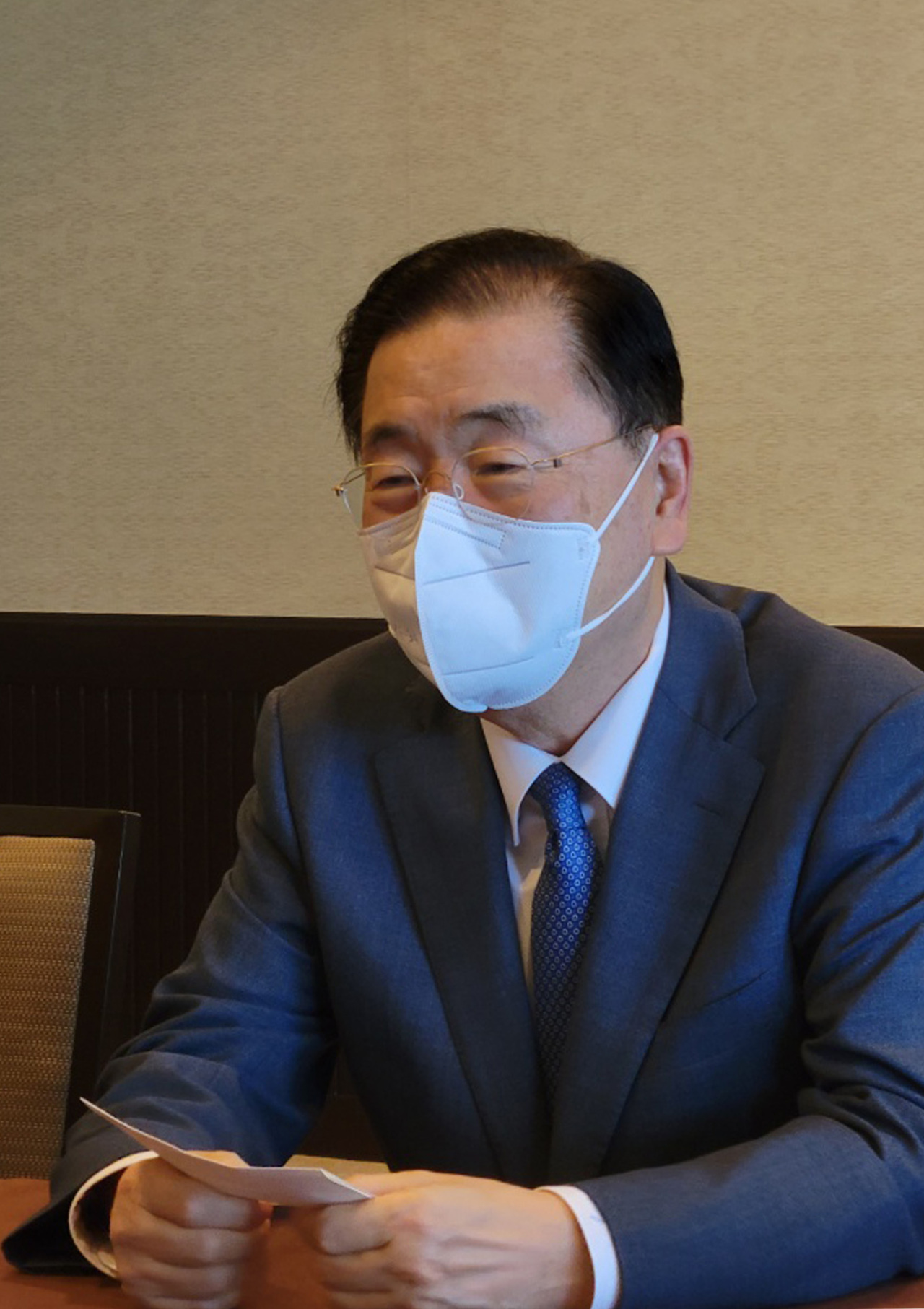 South Korean Foreign Minister Chung Eui-yong speaks to reporters after arriving in Honolulu on Feb. 11, 2022 for bilateral and trilateral meetings with his US and Japanese counterparts. (Yonhap)