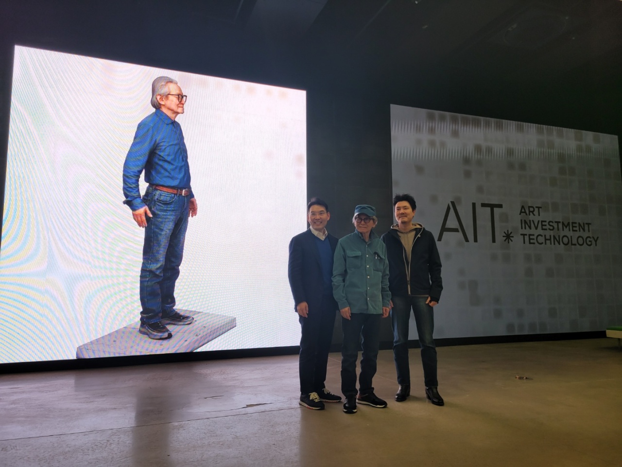 From left: Do Hyung-teh, president of Gallery Hyundai, Lee Kun-yong and Andrew Ku, CEO of ALTAVA Group pose for a photo at the press conference on Wednesday in Gangnam-gu, southern Seoul. (Park Yuna/The Korea Herald)