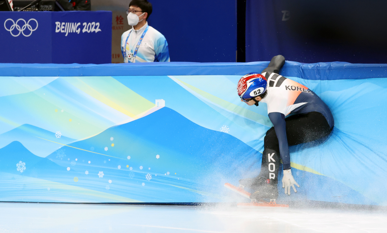 Hwang Dae-heon of South Korea crashes into the wall at Capital Indoor Stadium in Beijing during his men's 500m short track speed skating semifinal heat at the Beijing Winter Olympics on Sunday. (Yonhap)