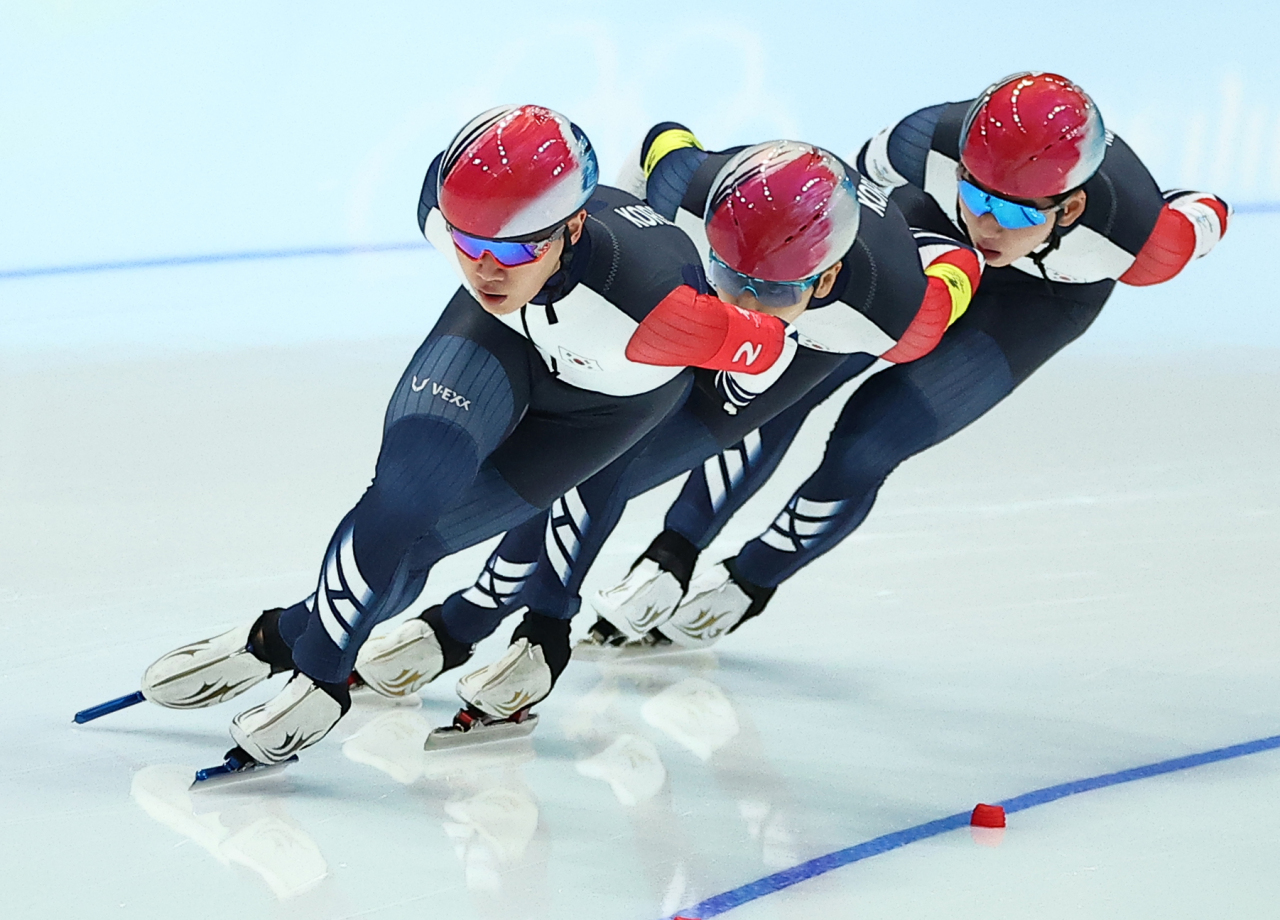 Kim Min-seok of South Korea leads teammates Lee Seung-hoon and Chung Jae-won during the quarterfinals of the men's team pursuit speed skating race at the Beijing Winter Olympics at the National Speed Skating Oval in Beijing on Sunday. (Yonhap)